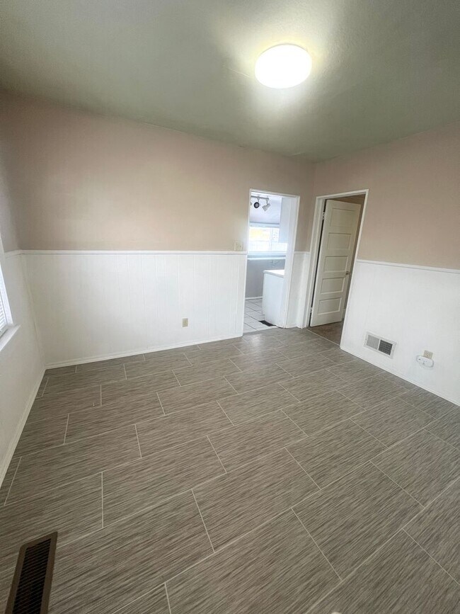 Building Photo - 1257 E Fremont St