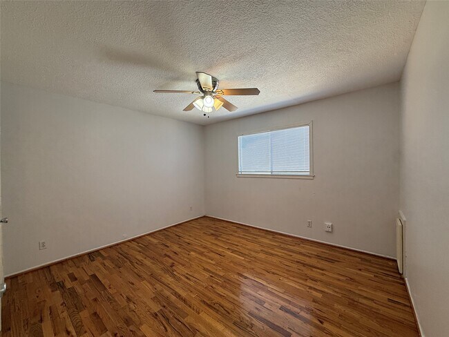 Building Photo - 425 E 9th St