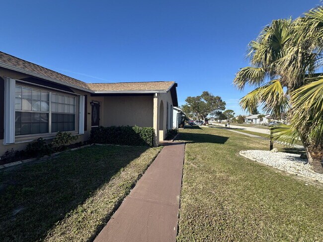 Building Photo - Charming 2-Bed, 2-Bath Retreat in Port Charlotte!