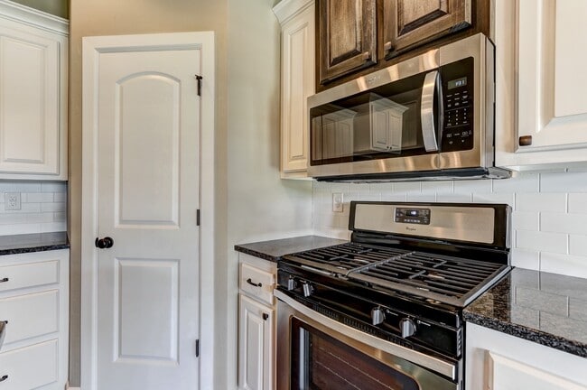 Building Photo - NEWER HOME IN MUSTANG SCHOOL DISTRICT AVAI...