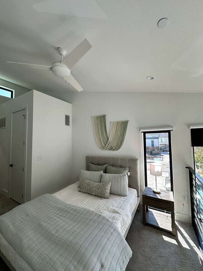 Building Photo - 2702 N Carroll Ave