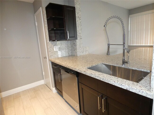 Building Photo - 2831 N Oakland Forest Dr