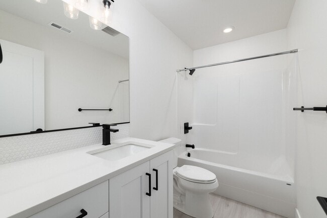 Building Photo - Like-new 3-bedroom, 2.5-bath townhome w/ Garage. Pets OK!