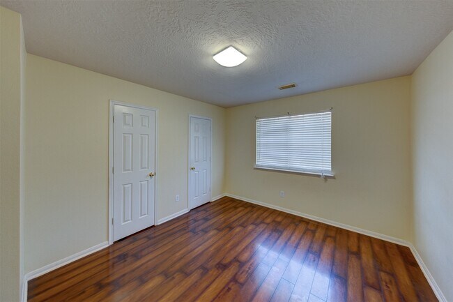 Building Photo - 2610 Ledgebrook Ln