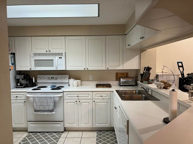 Building Photo - 3018 Alcazar Pl