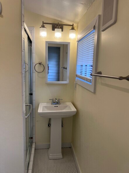 Building Photo - 5202 Dakota Ave