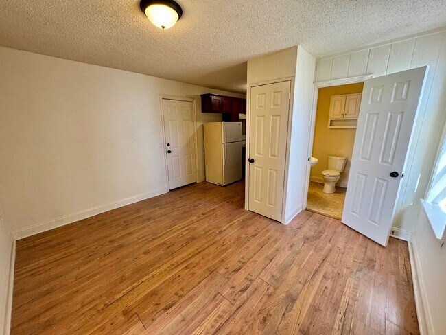 Building Photo - 114 E Rogers St