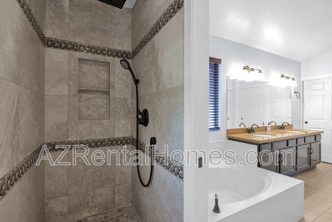 Building Photo - 39 E La Vieve Ln