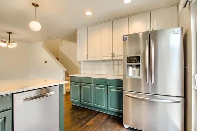 Building Photo - Beautiful 3 bedroom townhome in Central Park (Stapleton) Neighborhood