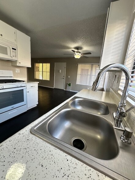 Kitchen - 7385 Lariat Pl