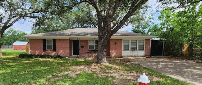 Building Photo - 1209 Haines Dr