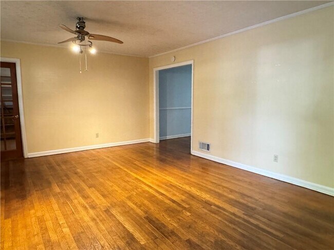 Building Photo - 222 Pineview Dr