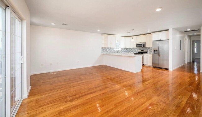 Building Photo - 44 W 50th St
