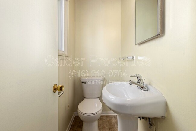 Building Photo - 841 Houseman Ave NE