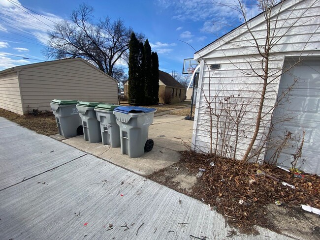 Building Photo - 3Bedroom Single Family Home