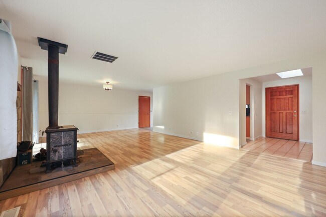 Building Photo - Move in ready, 3 bedroom rambler - Olympia School District