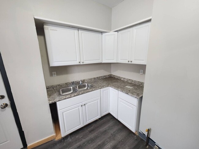 Building Photo - Charming 3-Bedroom Property in Prime Location (Section 8 Vouchers Accepted)