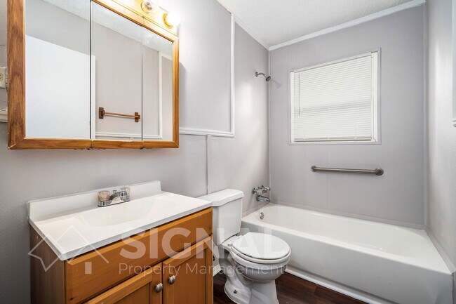 Building Photo - 515 8th Ave SW