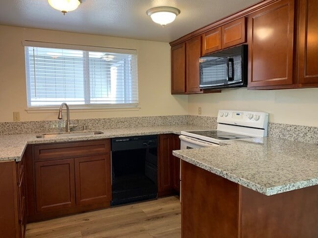 Building Photo - 2 bed 1.5 bath with a 2-car garage in Rocklin