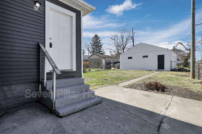 Building Photo - 121 S Terrace Ave