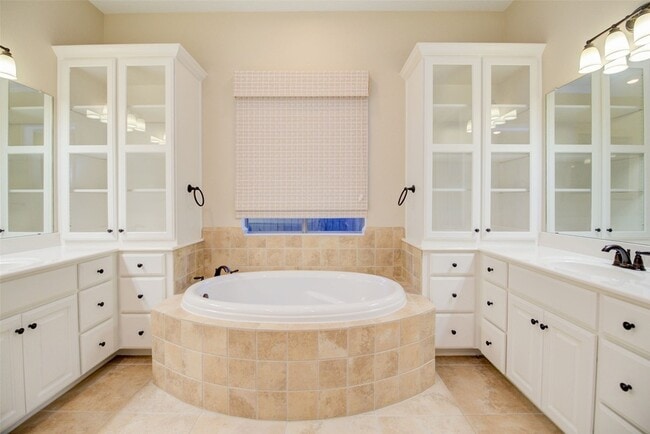 Building Photo - 158 N Almondell Way