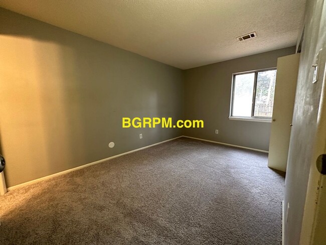 Building Photo - 3 Bd, 1 1/2 BA, home in Jacksonville