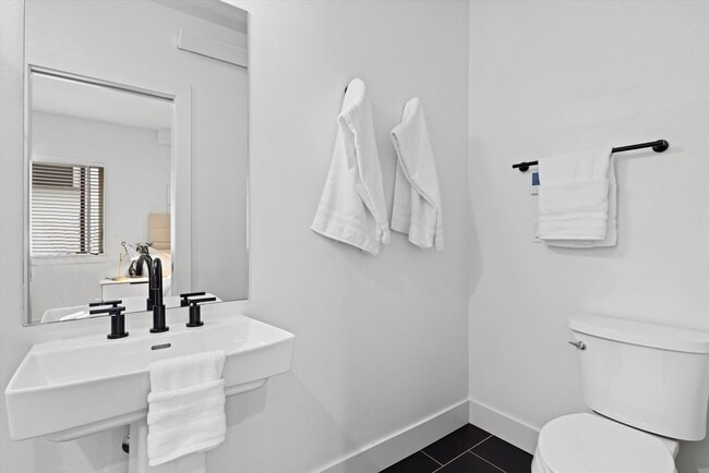 Building Photo - Bright & Charming 2bed/2bath Townhome in P...