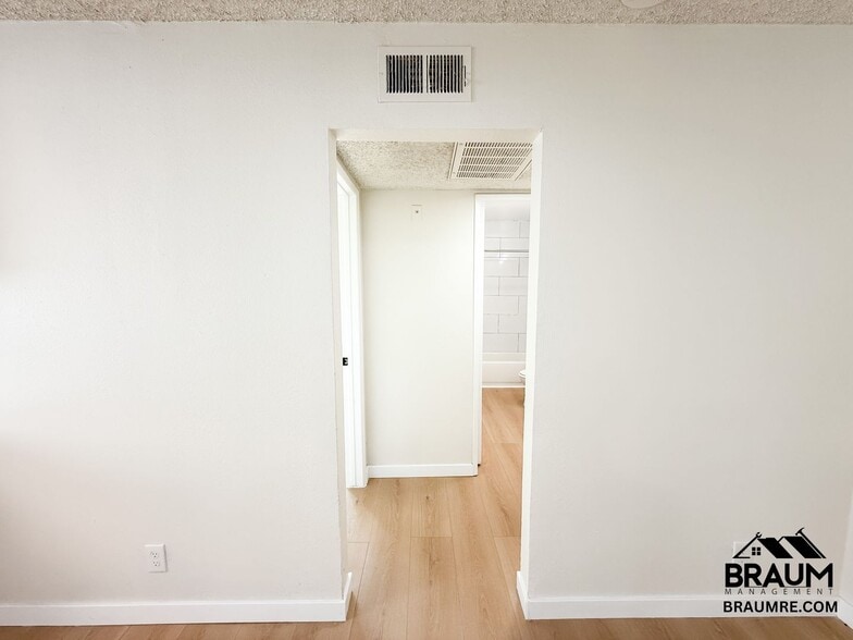 Building Photo - 221 W Elm Ave