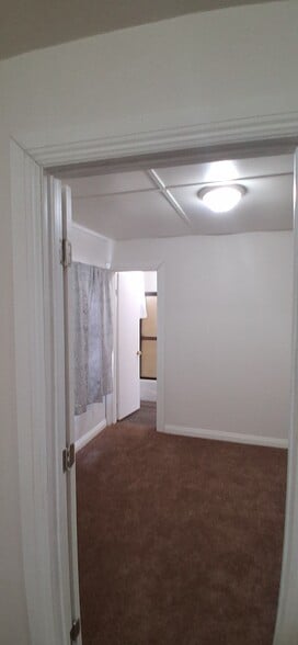 Building Photo - 5142 Bleecker St