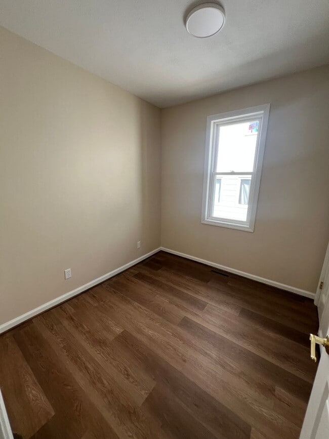 Building Photo - COMPLETELY REMODELED 2 BEDROOM HOUSE