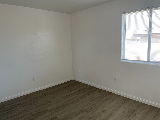 Building Photo - Cozy 3 Bedroom Home With Huge Bark Yard