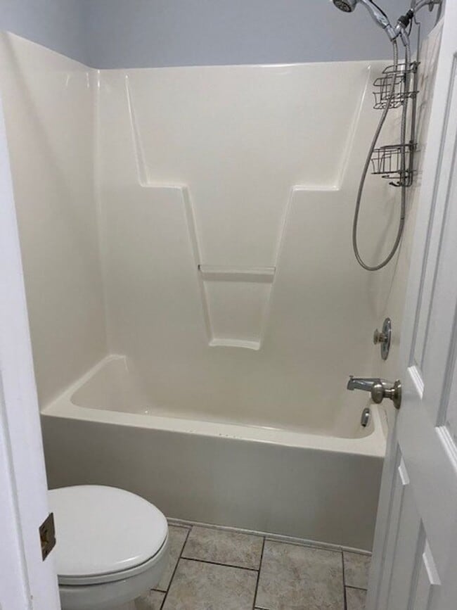 Building Photo - Welcome to this charming 3 bedroom, 2 bath...