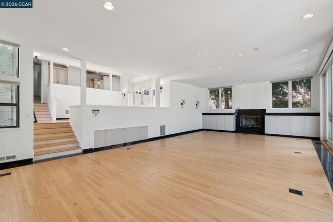 Building Photo - 660 La Casa Via