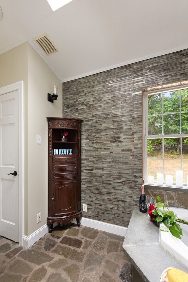 Building Photo - 338 Clove Rd