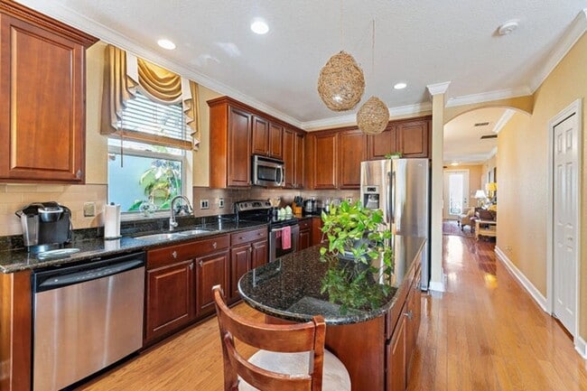 Building Photo - 6024 SE Crooked Oak Ave