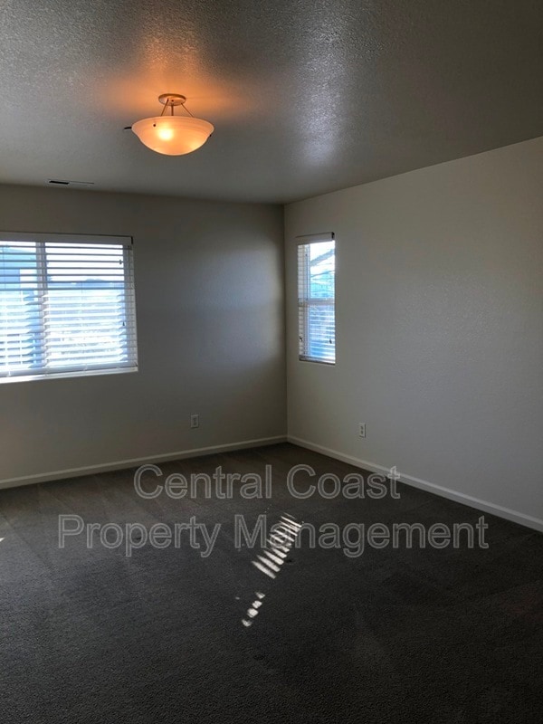 Building Photo - 10 Carmel Cir