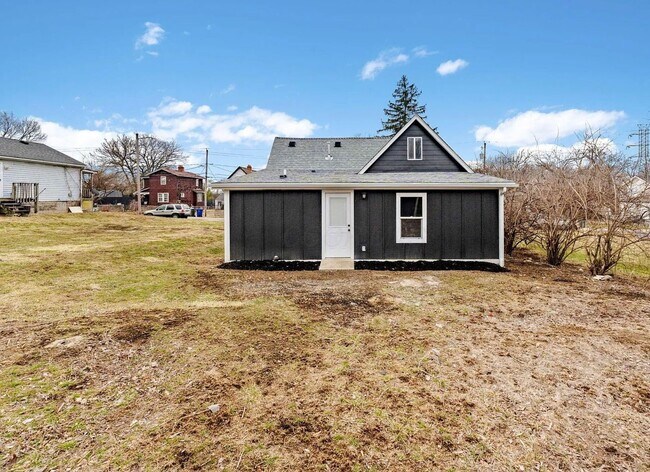 Building Photo - Elegant 3 Bedroom Home with First-Floor Laundry and Modern Style