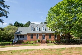 Building Photo - 2633 Brittany Ct SE