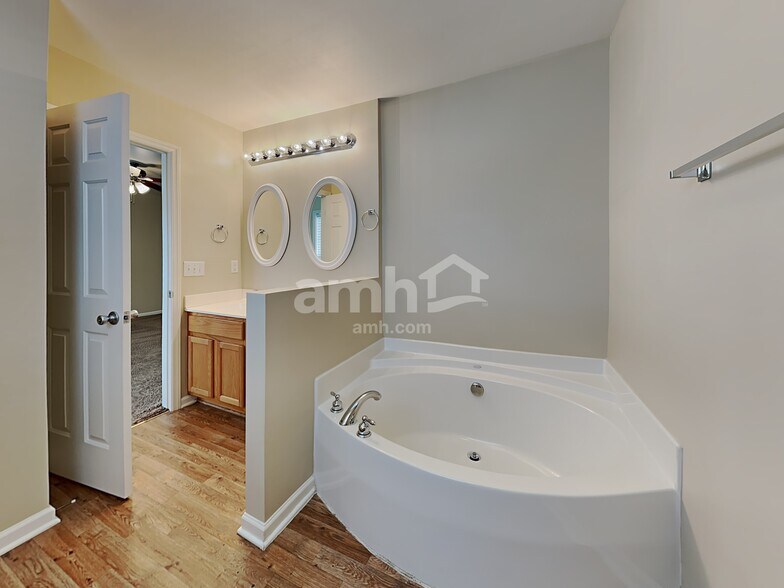 Building Photo - 2645 Wynbrook Dr