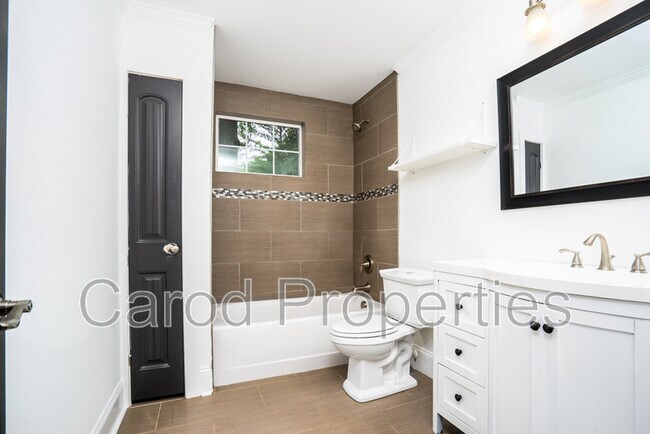 Building Photo - 3338 Eastway Dr