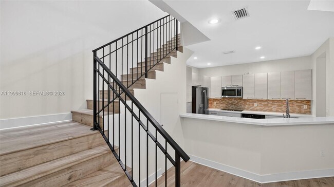 Building Photo - 622 Malaga Ave