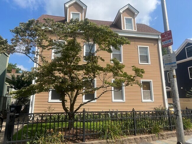 Building Photo - 147 River St