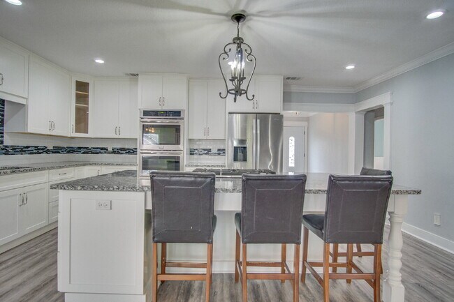 Building Photo - East Hill 3BR Home Near Bayview Park with Office, Hot Tub, Workshop & Detached Garage