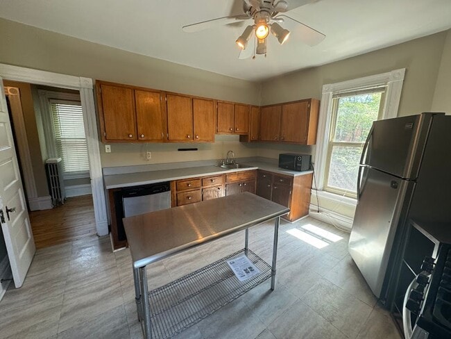 Building Photo - 5910 Howe St