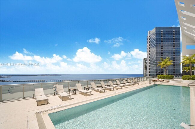 Building Photo - 1300 Brickell Bay Dr