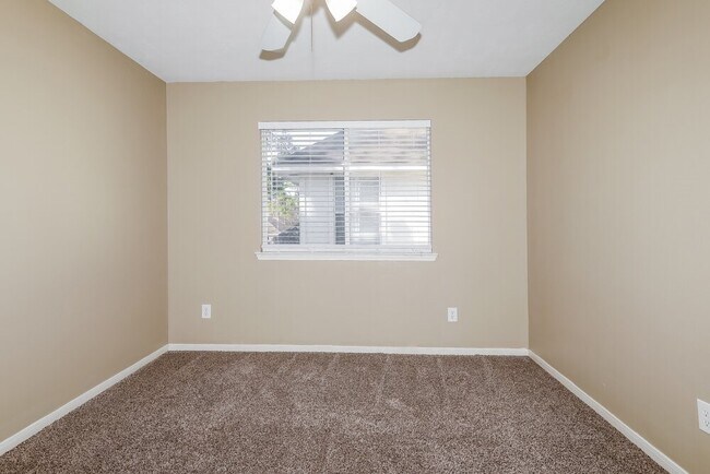 Building Photo - 10007 Willow Wood Way