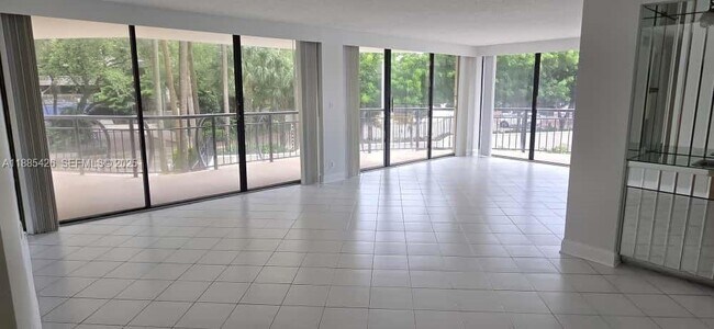 Building Photo - 2843 S Bayshore Dr