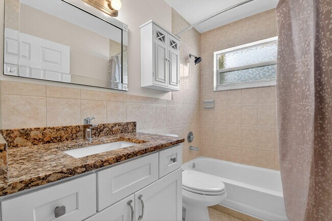 Building Photo - 1002 Julia Heights Dr