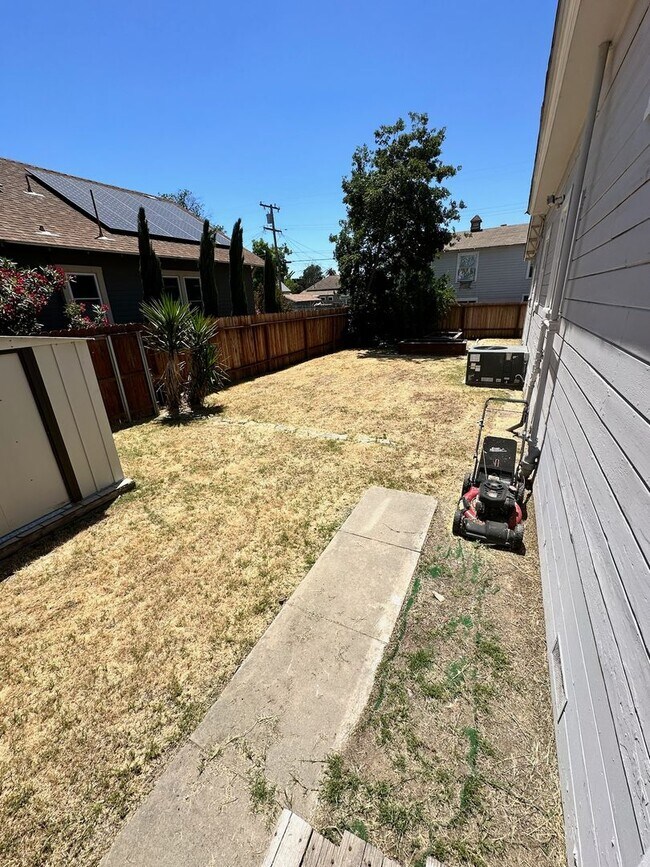 Building Photo - Charming home for rent in Hanford