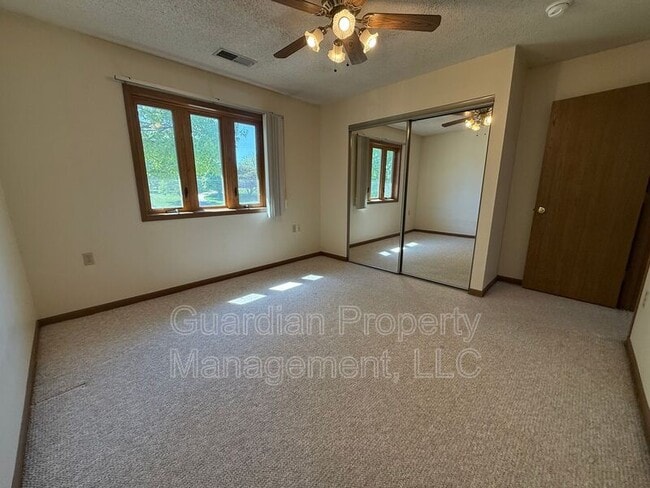 Building Photo - 1633 N Country Club Rd